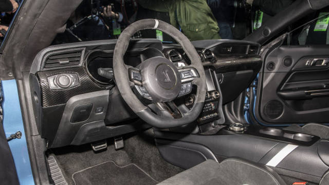 内饰方面,gt500装备的是recaro赛车座椅,内饰各处都有碳纤维装饰件