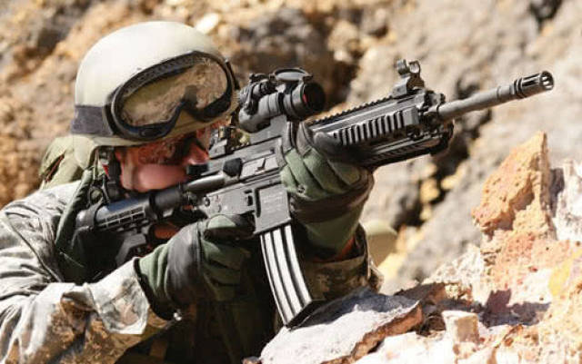 或者玩过一些枪战类游戏的朋友都应该知道,美军的m16和m16a1突击步枪