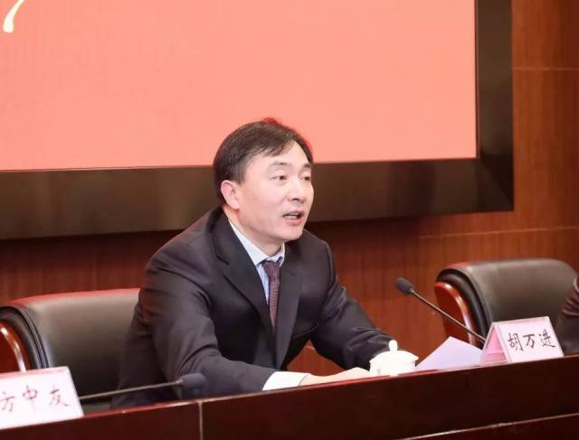 胡万进副市长代表市政府,向南京市卫生健康委员会的正式成立表示祝贺.