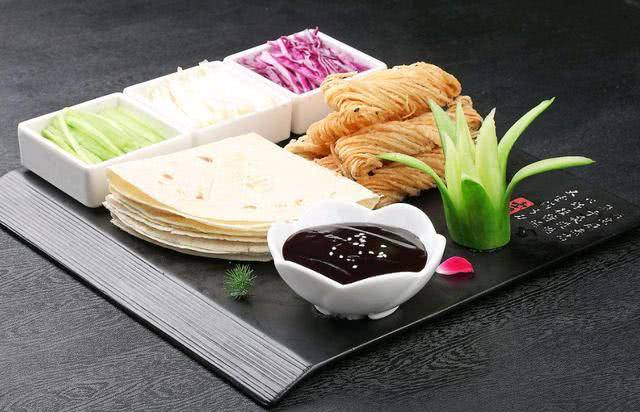 徐州名吃馓子卷饼四小碗酱料配馓子卷饼香酥可口