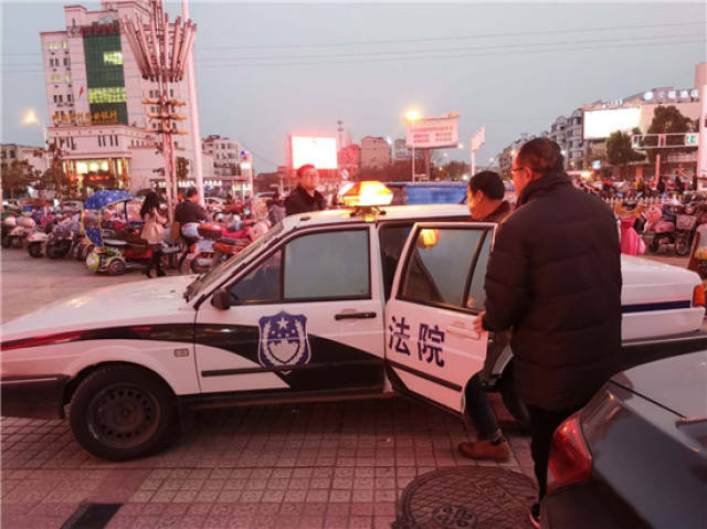 30,盱眙法院接到申请人朱某举报,称看到被执行人邱某在五墩国贸商业街