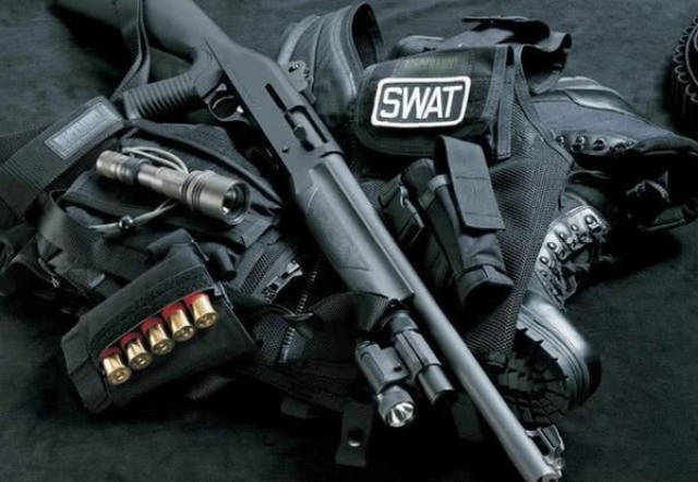 装备在美国特种大队中的"破门散弹枪"590