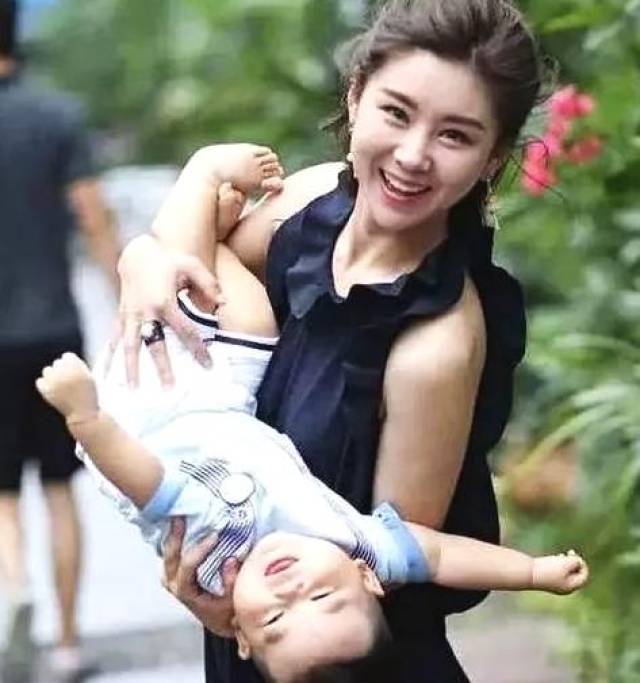 冯巩女儿 长这么大了,一家三口过着幸福的日