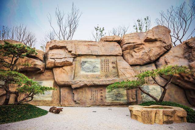 十牛图塑石假山长度达六十五米,上面刻有"十牛图颂".