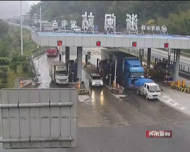 大货车刹车失灵 冲进收费站撞飞小货车_手机搜狐网
