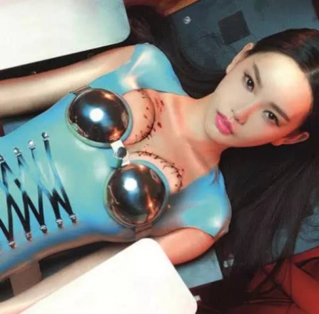 童菲出镜男人装,乳胶衣服挡不住好身材,网友:鼻血止不住了