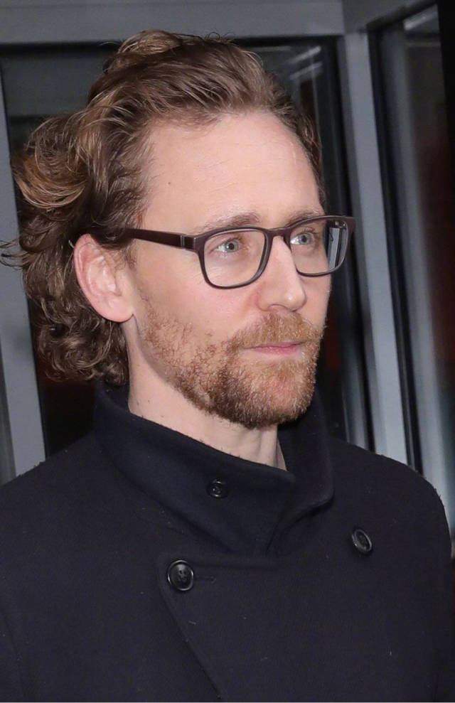 抖森tom hiddleston带棕色框架眼镜伦敦街拍