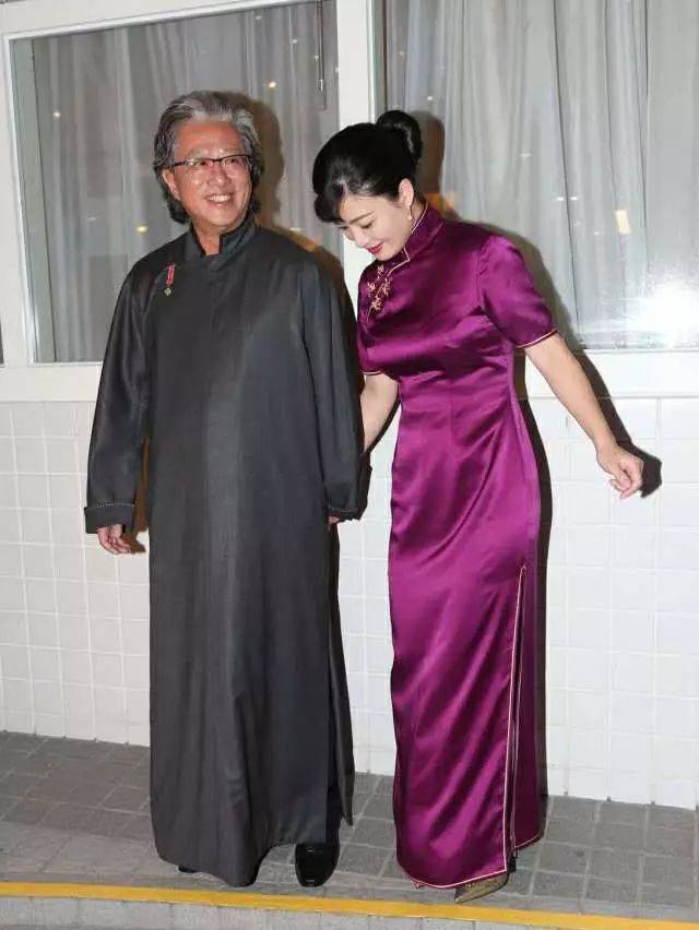 女士穿旗袍男士穿什么