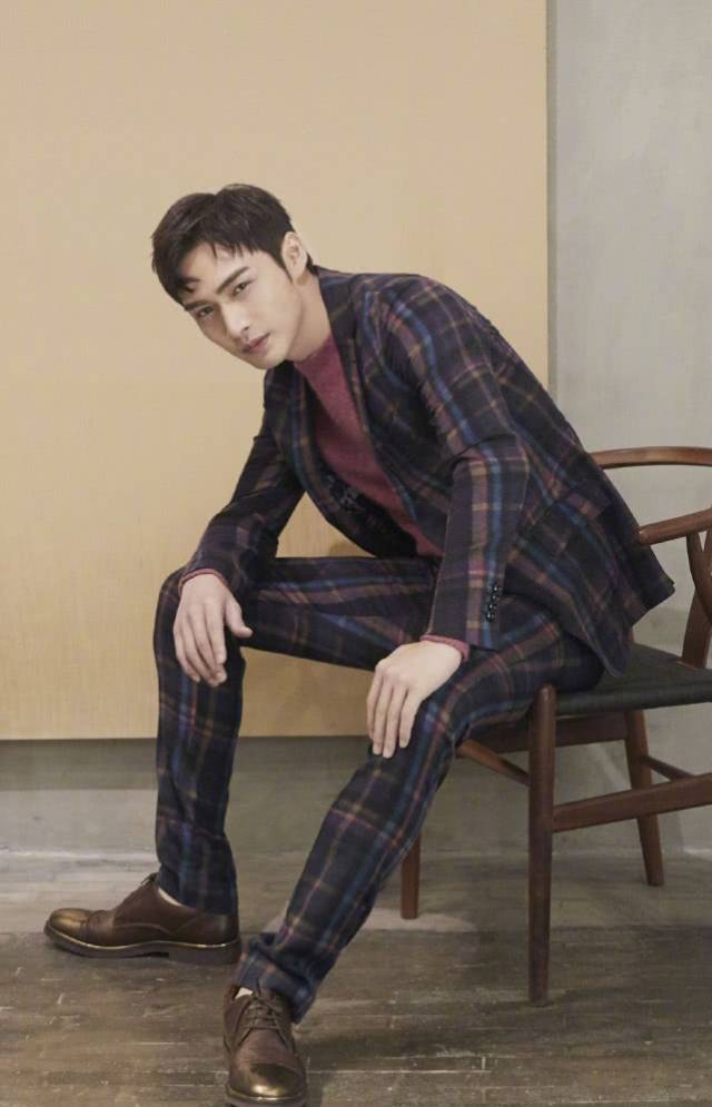 剧中和林依晨"相恋"的张彬彬,穿"牛奶裤"亮相,火柴腿给跪了