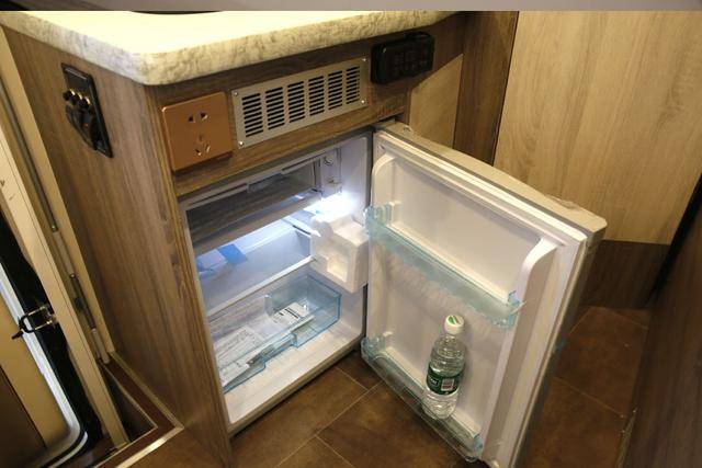 这款房车满足6人起居生活需求,二胎之家出行无压力