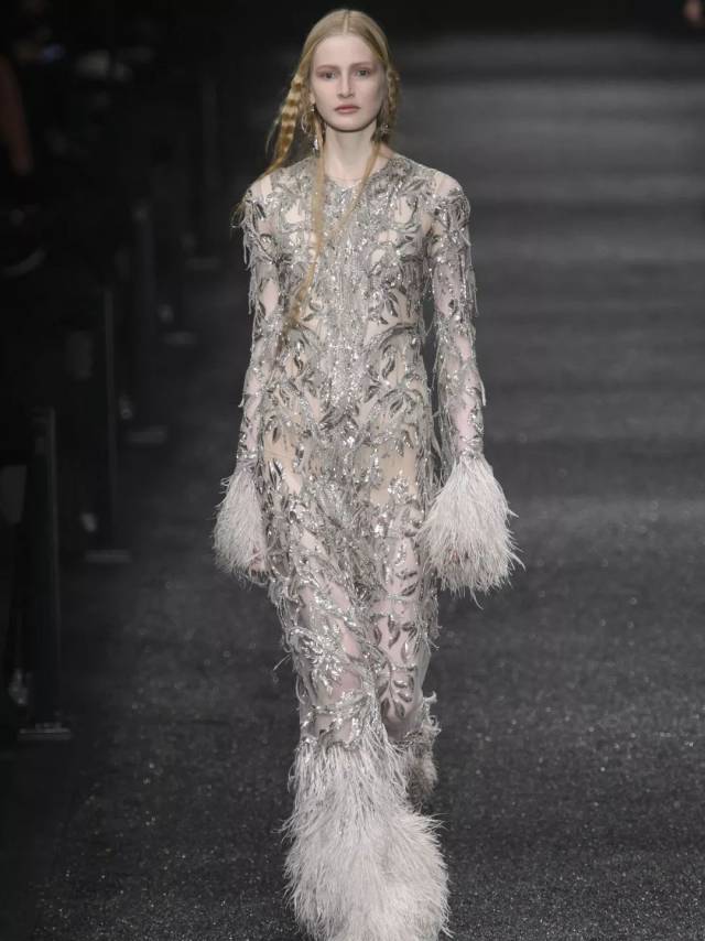 如今各大品牌设计师也相继制作了一系列羽毛元素为主导的服装作品