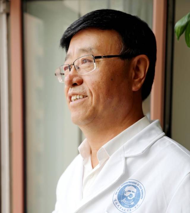 冯加纯01第四届"白求恩名医"获得者