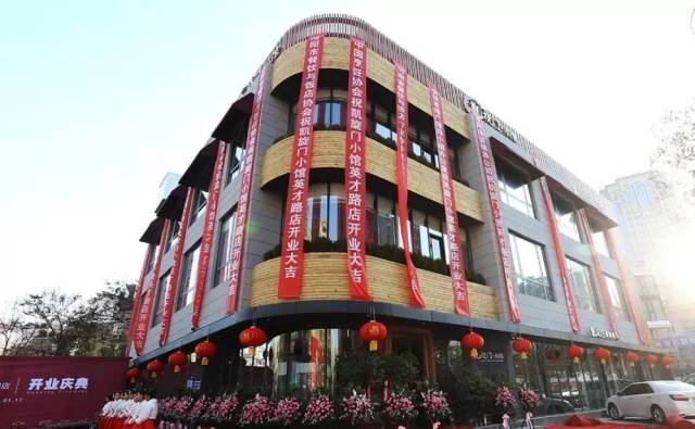 洛阳人民和全国各地的游客通过凯旋门小馆了解信阳菜,热爱信阳菜.