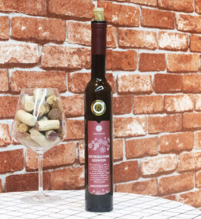 德芙黑皮诺冰葡萄酒色泽金黄,开瓶后黑莓,焦糖,和蜂蜜的香气四溢,伴随