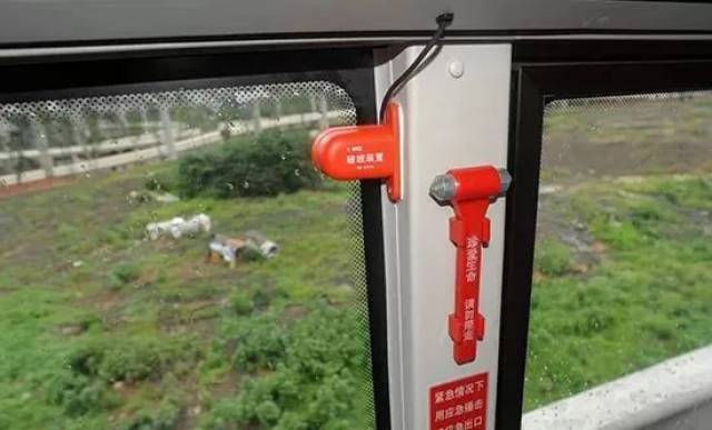 2,逃生窗:位于车顶,在紧急时刻可以打开.