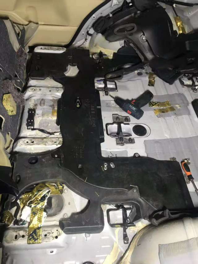 丰田酷路泽后排暖风怎么打开?