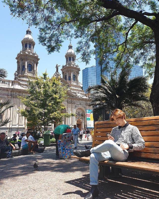 金俊勉智利打卡照,居然出自于金钟大之手!金钟大瘦的快认不出