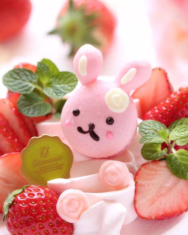 不过,做这种可爱型的蛋糕,草莓的选择就要小个圆润型,尖尖的草莓不