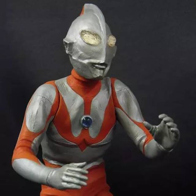 曾经跟大家讲过因为经费的原因初代奥特曼的皮套是由潜水服改成的所以