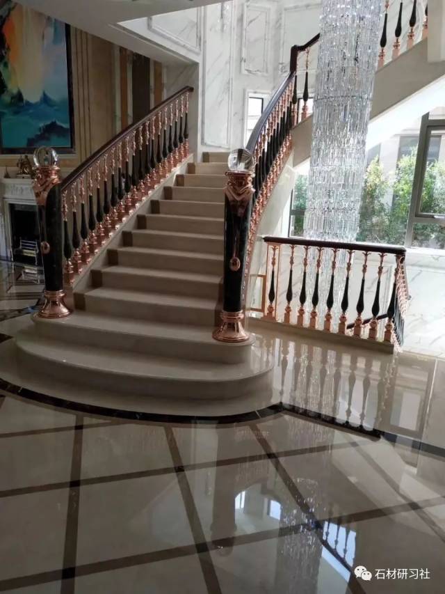 铺贴 明亮大气 地面的大理石拼花 精致且优雅 黑金花罗马柱奢侈非凡