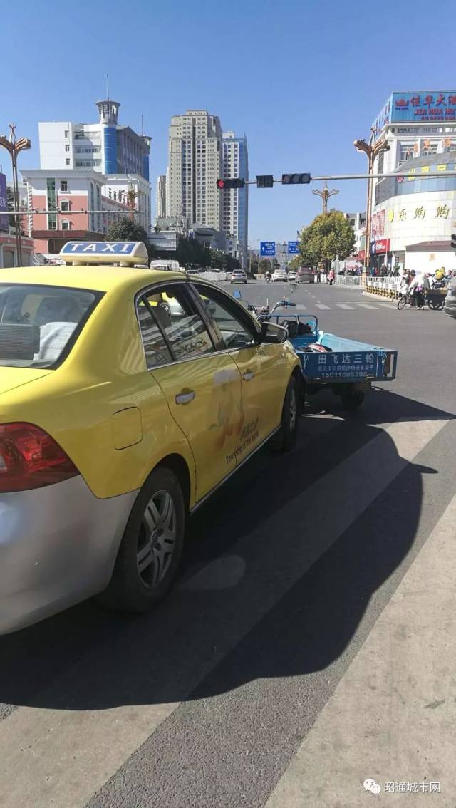 昭通城金鼎路口发生一起交通事故幸亏