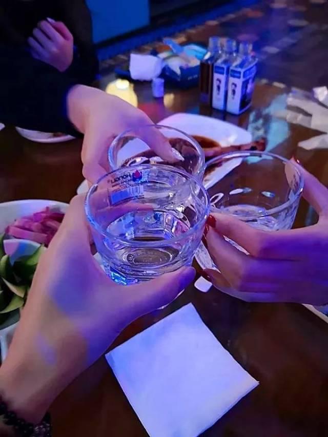 喝酒不开车,开车不喝酒 无酒扫兴,酗酒伤身 喝多喝少量到就好