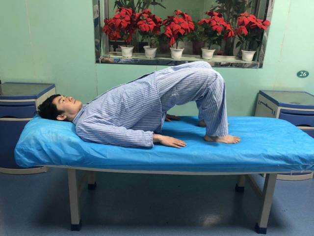 动作二:仰卧抬臀.平躺在床上,双膝弯曲,双手平放在身体两侧.