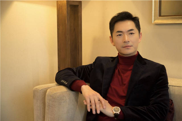 在经纪公司盛世星彩曝光这组全新写真中,朱泳腾身着黑色休闲西装,内搭