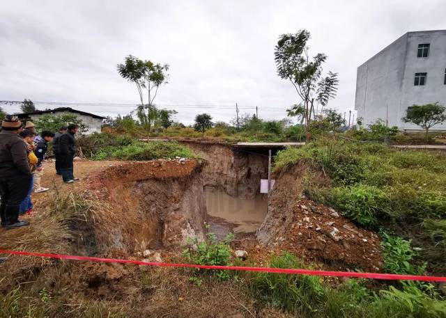 白圩韦豆村路段深坑仍在不断塌陷,场面恐怖如斯!(上林时空)