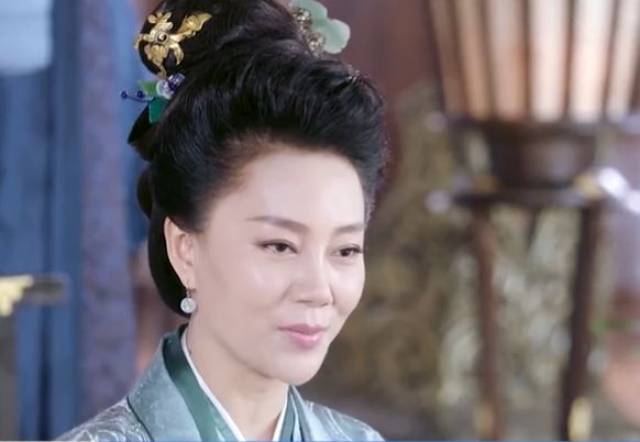 这还要从薛府惨遭灭门说起,薛菲原来和柳明月是亲姐妹,薛菲是薛家的嫡