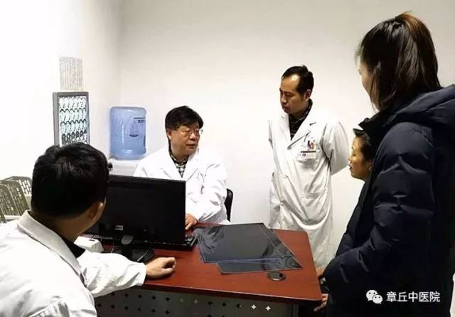 杨明琪教授在神经外科坐诊