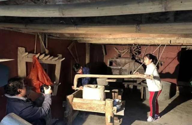 央视少儿频道《大仓库》栏目组到贵州兴义拍摄录制节目