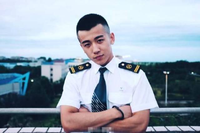 提到飞行员,似乎在网络上爆红的是那个最美上铺小哥.