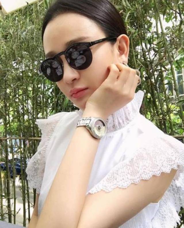 和吴秀波相恋7年陈昱霖生活休闲诵读金刚经不像洗衣做饭的人