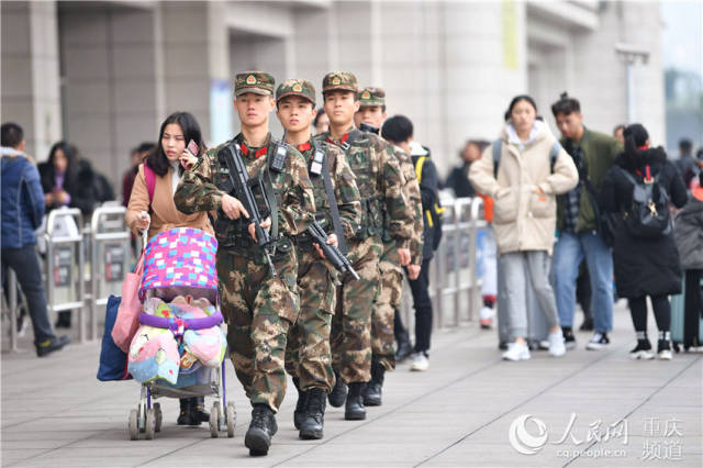 1月21日,武警重庆总队执勤第二支队执勤官兵正在重庆北站巡逻.