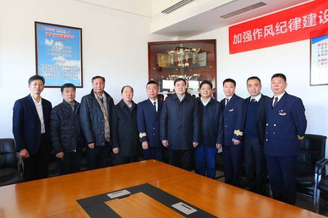 当日,田留文一行来到飞行部,东航技术河北分公司,地面服务部等各个