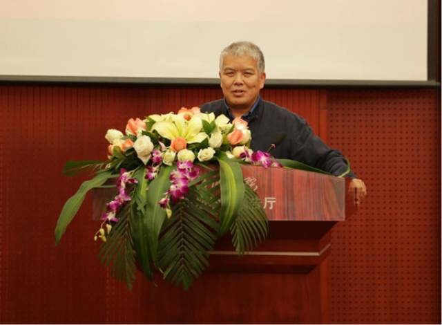 首先,北京大学经济学院党委书记崔建华致辞.