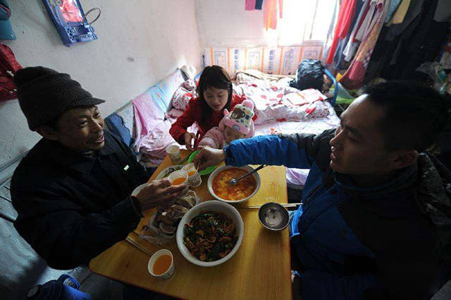 挣的钱花哪儿去了?打工一整年,只攒下3万块,父母觉得脸面无光