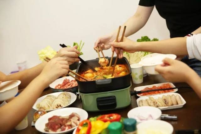 5l 大容量,一群人热热闹闹的吃火锅.