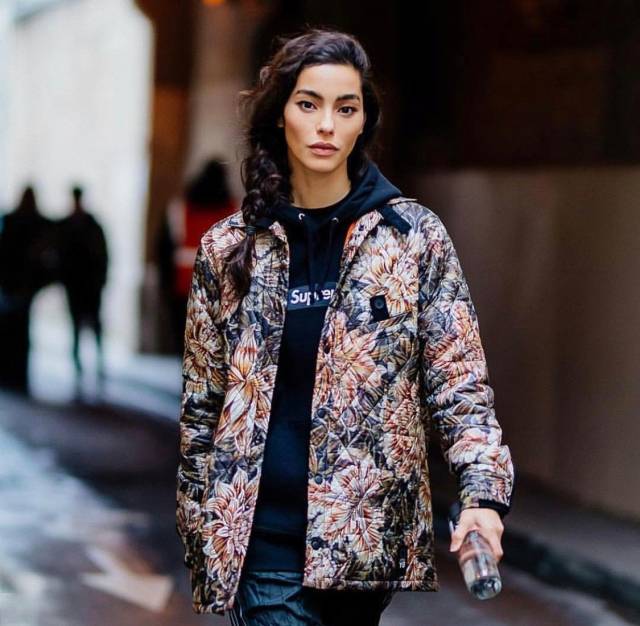 依旧最爱supreme!性感女神adrianne ho巴黎街头穿搭大放送!