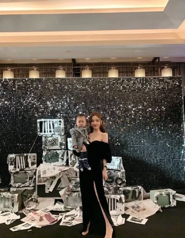 张大奕热舞走光,雪梨林珊珊小黑合照变n胞胎,网红年会大型消消乐现场!
