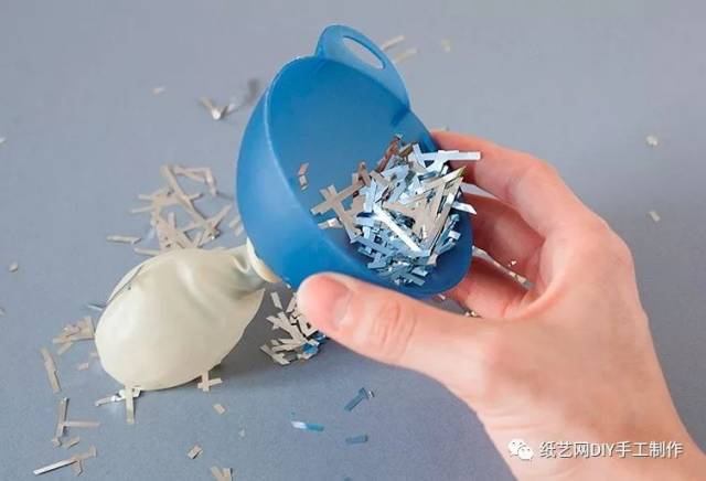 在气球内充入空气或者氦气, 再用胶带封口