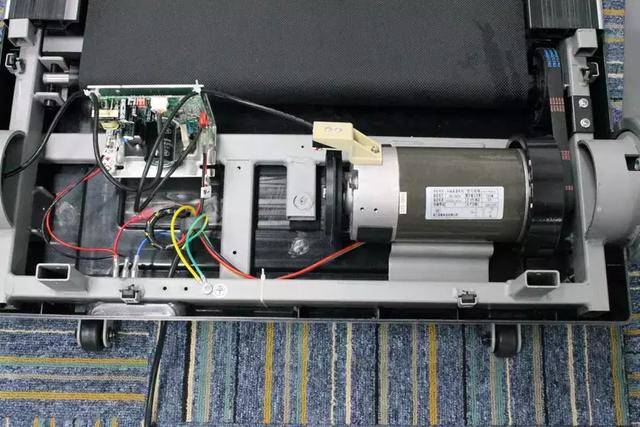 这台跑步机的马达盖的高度设计得相对是比较低的了,这样设计的好处就