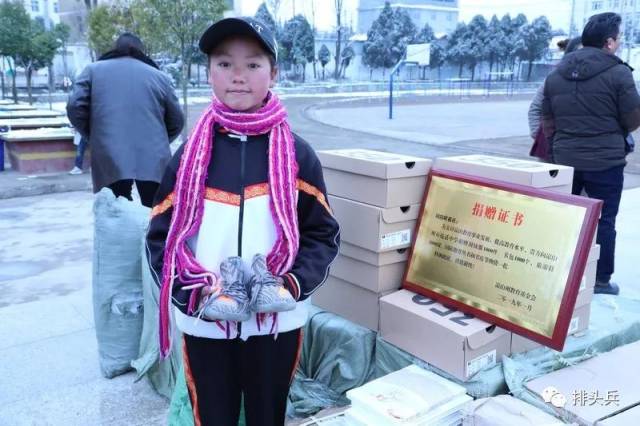 1月21日,国防时报社联合凉山军分区在凉山州布拖中学开展了"暖