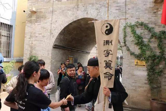 蹄炉上,梨园寻芳;老街上,古代人物齐上场:乞丐,捕快,算命,更夫,卖货郎