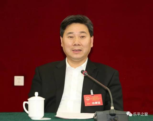 分组讨论中,景德镇市委书记钟志生来到乐平代表