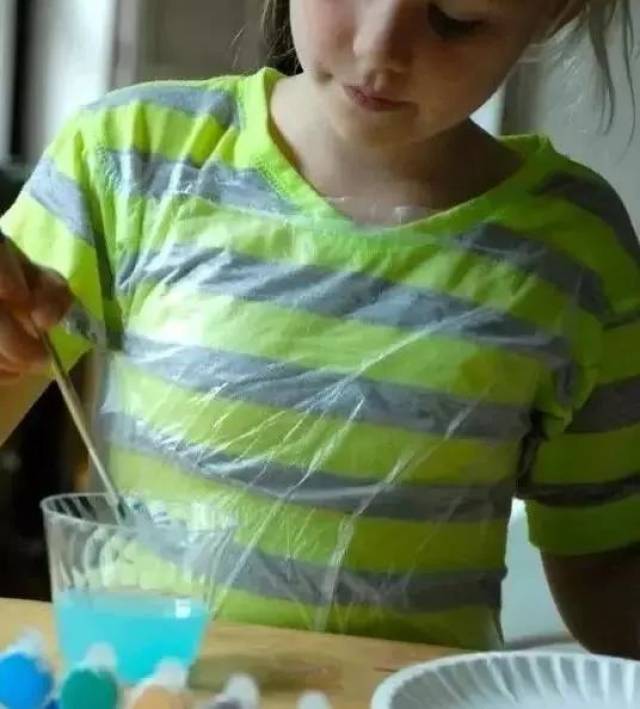 保鲜膜缠在头发上,奇迹出现了!每月能省下一大笔钱!