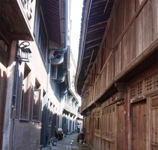 距离宁波:约65公里 票价:免费 美食:各类野味,烤野兔,红烧野鸡,烤野猪