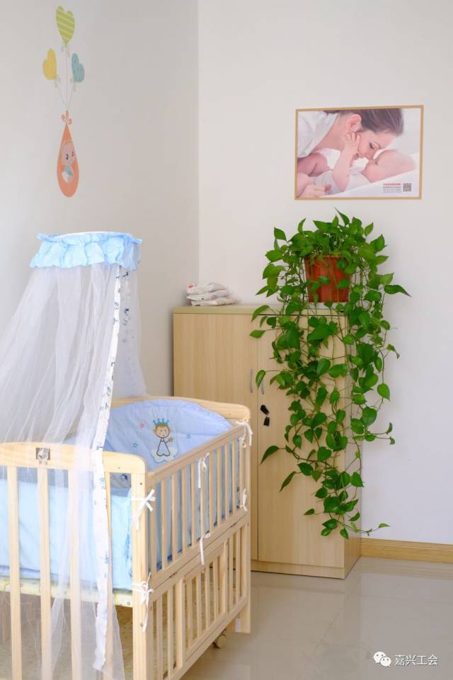 展示妈咪暖心小屋示范点来自工会的关爱与温暖