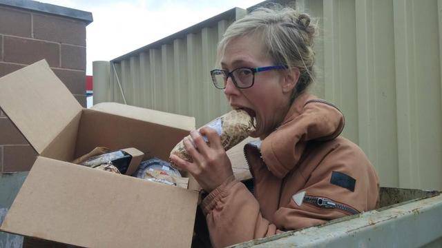 为梦想省钱,女子3年来住车里吃垃圾堆食物,还在垃圾堆找到丈夫